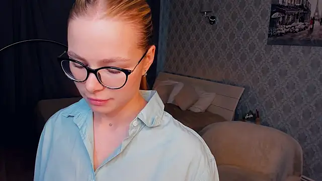 Snapshot of LibbyVenzeio chatting on 8, 11, 2025 LibbyVenzeio online show from 8, 11, 2025