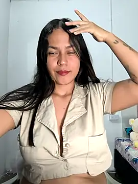 Snapshot of Nadia_hasbun chatting on 28, 10, 2025 Nadia hasbun online show from 28, 10, 2025