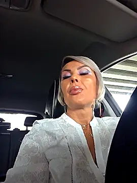 KirraWhite online show from 16, 10, 2025