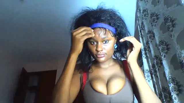 Snapshot of Famous-ryleigh chatting on 10, 10, 2025 Famous-ryleigh online show from 10, 10, 2025