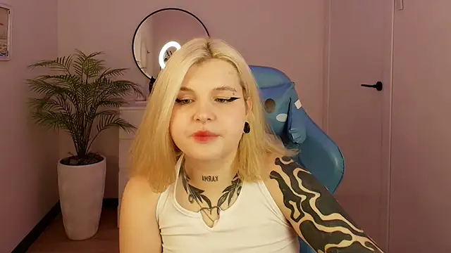 Snapshot of Shad0wPurr chatting on 9, 10, 2025 Shad0wPurr online show from 9, 10, 2025