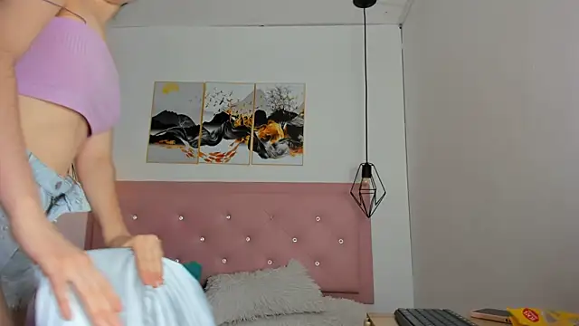 Snapshot of kiara_and_christy chatting on 6, 10, 2025 kiara and christy online show from 6, 10, 2025