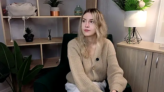 Snapshot of RoxaneDuperre chatting on 12, 10, 2025 RoxaneDuperre online show from 12, 10, 2025