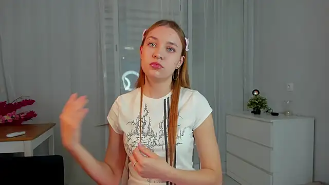 Snapshot of MarindaRuud chatting on 21, 10, 2025 MarindaRuud online show from 21, 10, 2025