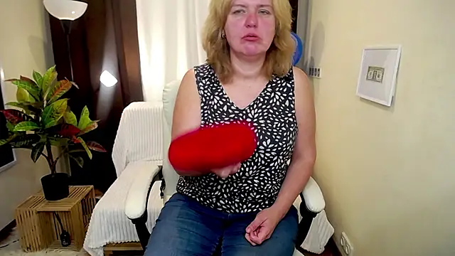 Snapshot of VestaWoody chatting on 6, 10, 2025 VestaWoody online show from 6, 10, 2025