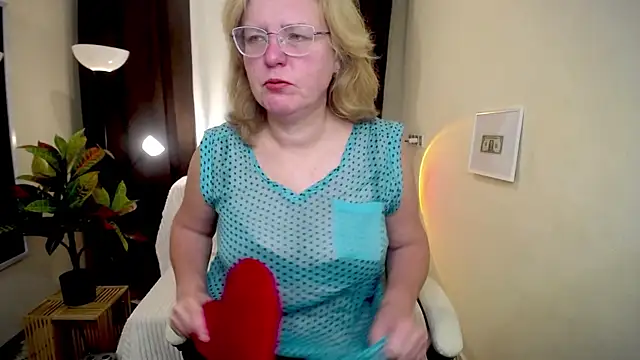 Snapshot of VestaWoody chatting on 8, 10, 2025 VestaWoody online show from 8, 10, 2025