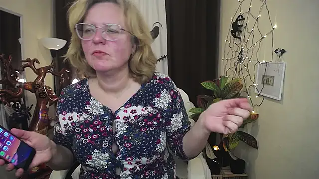 Snapshot of VestaWoody chatting on 11, 10, 2025 VestaWoody online show from 11, 10, 2025