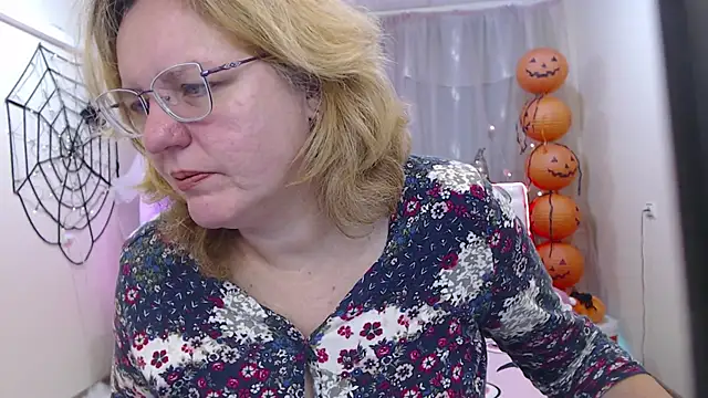 Snapshot of VestaWoody chatting on 13, 10, 2025 VestaWoody online show from 13, 10, 2025