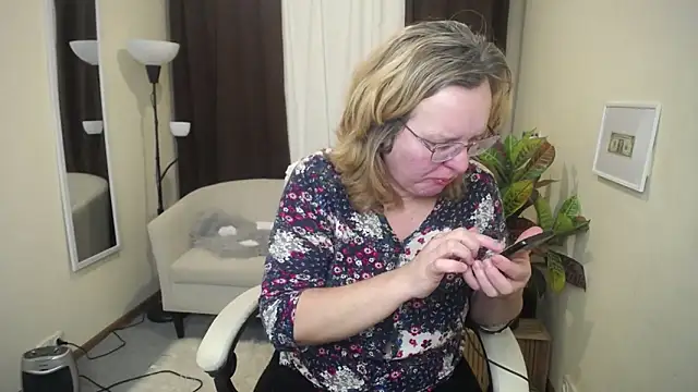 Snapshot of VestaWoody chatting on 15, 11, 2025 VestaWoody online show from 15, 11, 2025