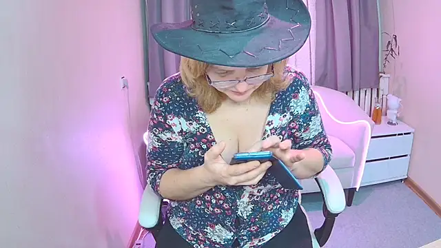 Snapshot of VestaWoody chatting on 24, 11, 2025 VestaWoody online show from 24, 11, 2025