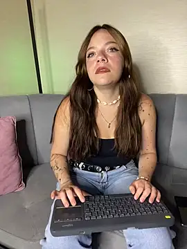 Snapshot of Emmily_pink chatting on 8, 10, 2025 Emmily pink online show from 8, 10, 2025