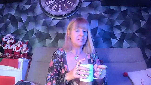 Snapshot of Delichieuse5 chatting on 6, 12, 2024 Delichieuse5 online show from 6, 12, 2024