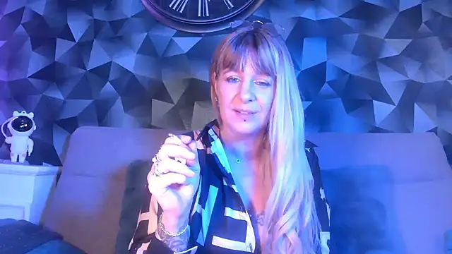 Snapshot of Delichieuse5 chatting on 8, 1, 2025 Delichieuse5 online show from 8, 1, 2025