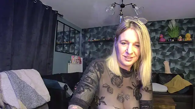 Snapshot of Delichieuse5 chatting on 7, 10, 2025 Delichieuse5 online show from 7, 10, 2025