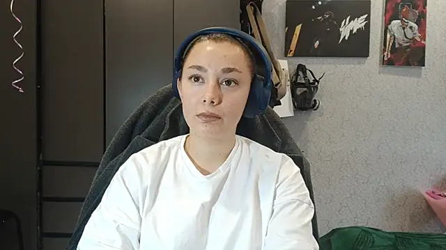 Snapshot of RavenGirlThier chatting on 18, 10, 2025 RavenGirlThier online show from 18, 10, 2025