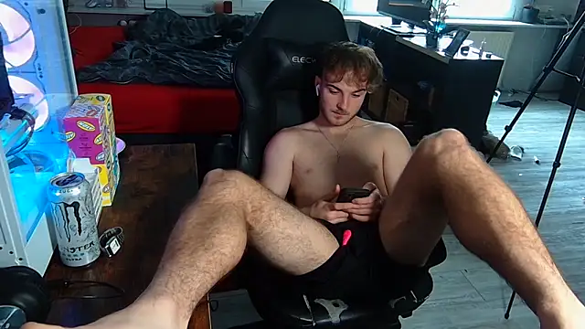 Snapshot of WolkenJunge2006 chatting on 8, 10, 2025 WolkenJunge2006 online show from 8, 10, 2025