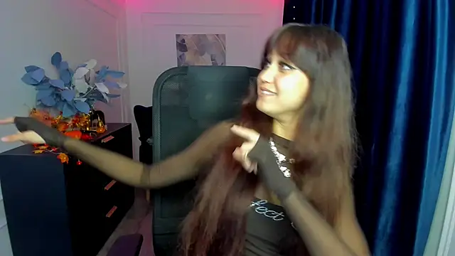 TiffanyYounge online show from 25, 10, 2025