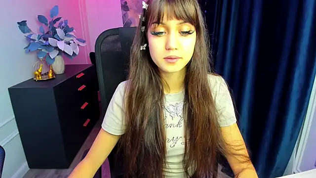 TiffanyYounge online show from 28, 11, 2025