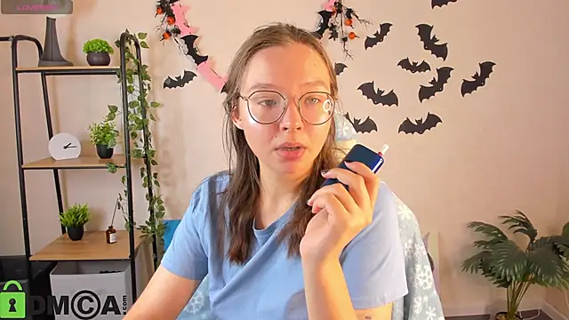 Nuura Moore online show from 4, 11, 2025