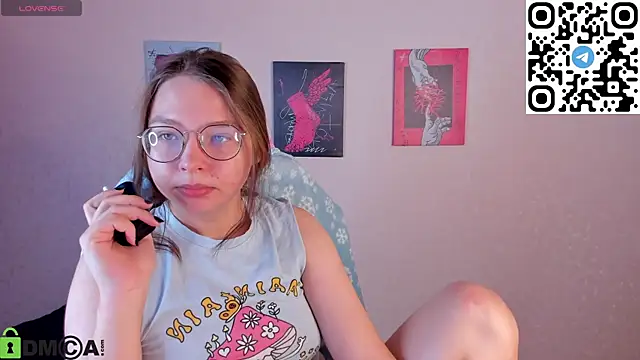 Nuura Moore online show from 22, 11, 2025