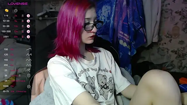 Snapshot of Dreamy_Red_Girl chatting on 20, 10, 2025 Dreamy Red Girl online show from 20, 10, 2025