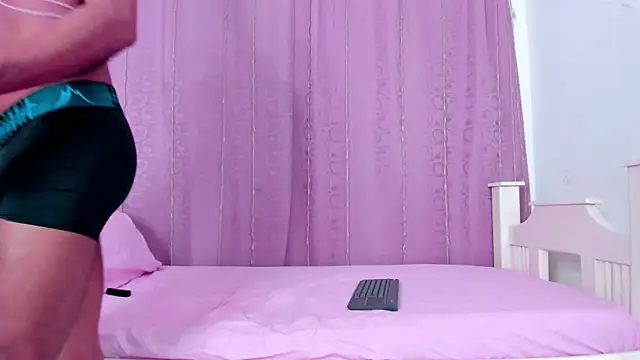 Snapshot of nahomy_smiith chatting on 19, 10, 2025 nahomy smiith online show from 19, 10, 2025