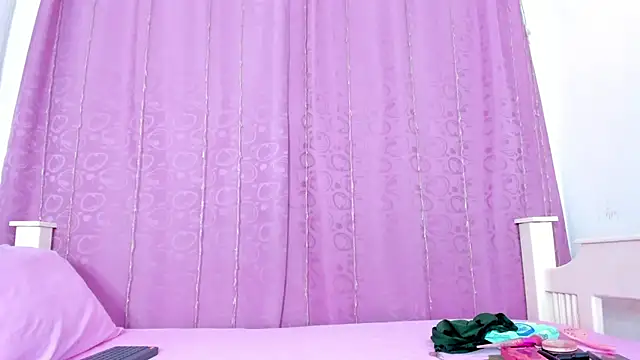 Snapshot of nahomy_smiith chatting on 30, 10, 2025 nahomy smiith online show from 30, 10, 2025