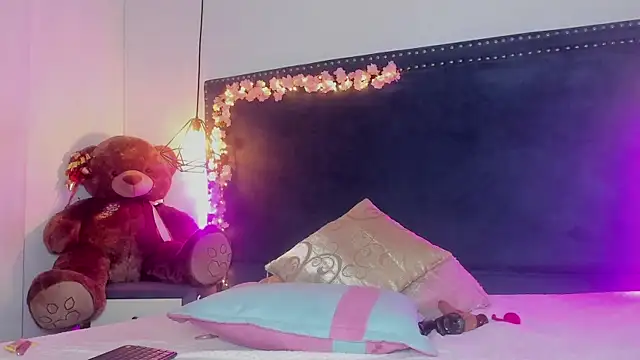 Emma Saylor online show from 28, 3, 2026