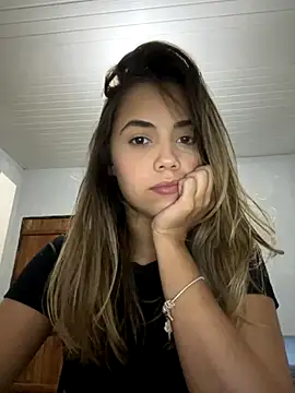 Snapshot of estrela_aguiar chatting on 8, 10, 2025 estrela aguiar online show from 8, 10, 2025
