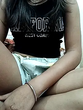 Snapshot of Sexy_Diyaa chatting on 8, 10, 2025 Sexy Diyaa online show from 8, 10, 2025