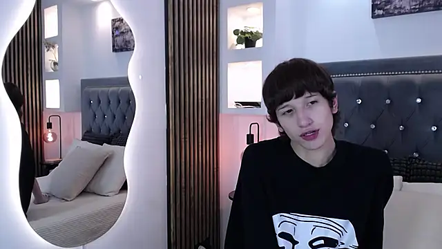 Emo Boy  online show from 14, 4, 2026