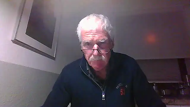 Snapshot of super-snoopy chatting on 4, 12, 2025 super-snoopy online show from 4, 12, 2025