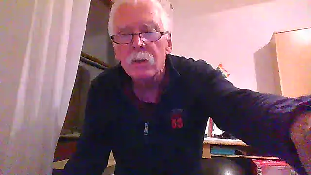 Snapshot of super-snoopy chatting on 16, 12, 2025 super-snoopy online show from 16, 12, 2025