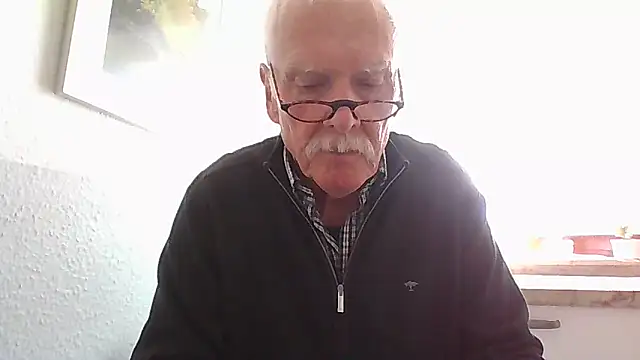 Snapshot of super-snoopy chatting on 7, 4, 2026 super-snoopy online show from 7, 4, 2026