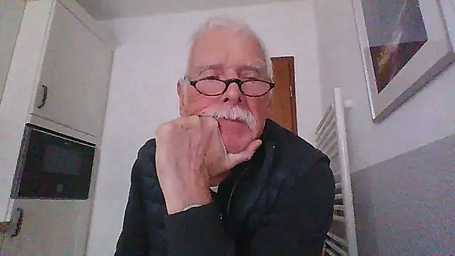 Snapshot of super-snoopy chatting on 13, 4, 2026 super-snoopy online show from 13, 4, 2026