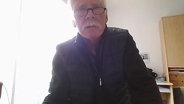 Snapshot of super-snoopy chatting on 19, 4, 2026 super-snoopy online show from 19, 4, 2026