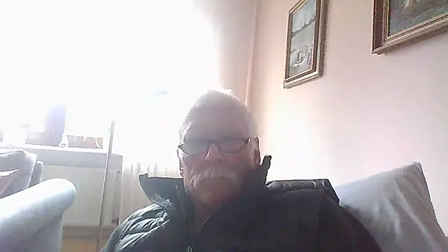 Snapshot of super-snoopy chatting on 20, 4, 2026 super-snoopy online show from 20, 4, 2026