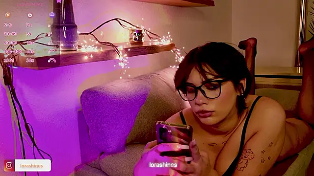 LoraShines online show from 5, 2, 2026