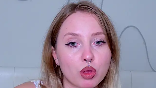 Snapshot of CandiceKingzz chatting on 18, 10, 2025 CandiceKingzz online show from 18, 10, 2025