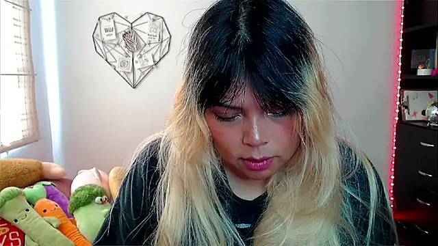 Snapshot of EllieMoonX chatting on 18, 11, 2025 EllieMoonX online show from 18, 11, 2025