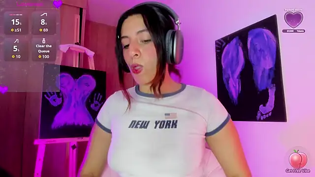 Snapshot of Meganthomson chatting on 21, 11, 2025 Meganthomson online show from 21, 11, 2025