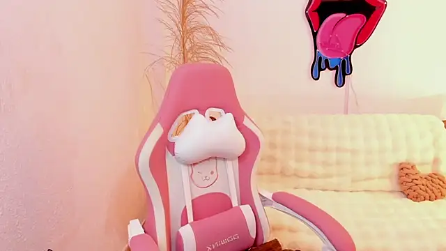 Snapshot of EmmaMyers1 chatting on 19, 10, 2025 EmmaMyers1 online show from 19, 10, 2025