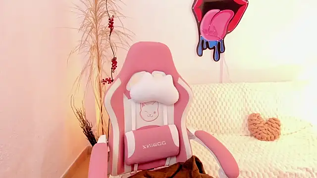 Snapshot of EmmaMyers1 chatting on 24, 10, 2025 EmmaMyers1 online show from 24, 10, 2025