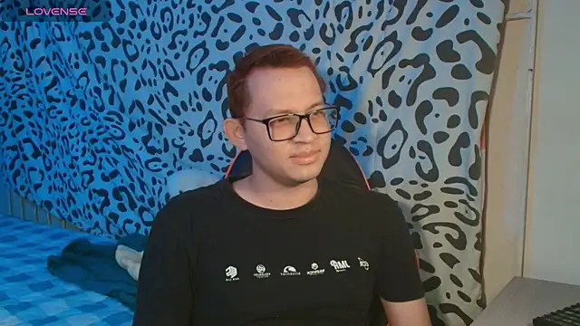 Snapshot of Josh_18cm chatting on 17, 10, 2025 Josh 18cm online show from 17, 10, 2025