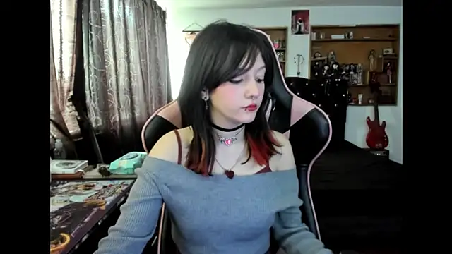 Snapshot of Maki_Zein_ chatting on 12, 11, 2025 Maki Zein online show from 12, 11, 2025