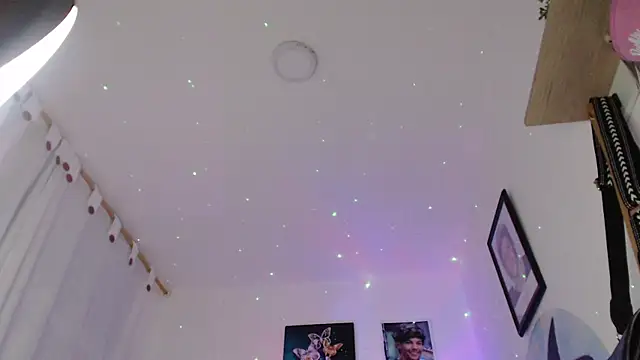 Snapshot of Queen_of_m111lk chatting on 17, 12, 2025 Queen of m111lk online show from 17, 12, 2025