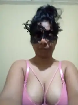 Expose Queen online show from 1, 12, 2025