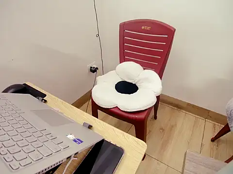 Hanna Mina online show from 8, 11, 2025