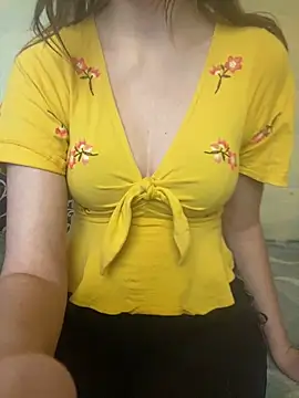 Snapshot of KittieCreme chatting on 9, 11, 2025 KittieCreme online show from 9, 11, 2025