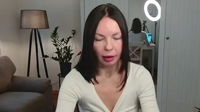 Snapshot of LittleNicolee chatting on 11, 11, 2025 LittleNicolee online show from 11, 11, 2025